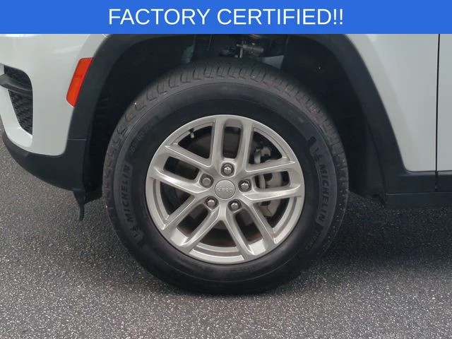 Used 2025 White/off-white Jeep Laredo X image 10