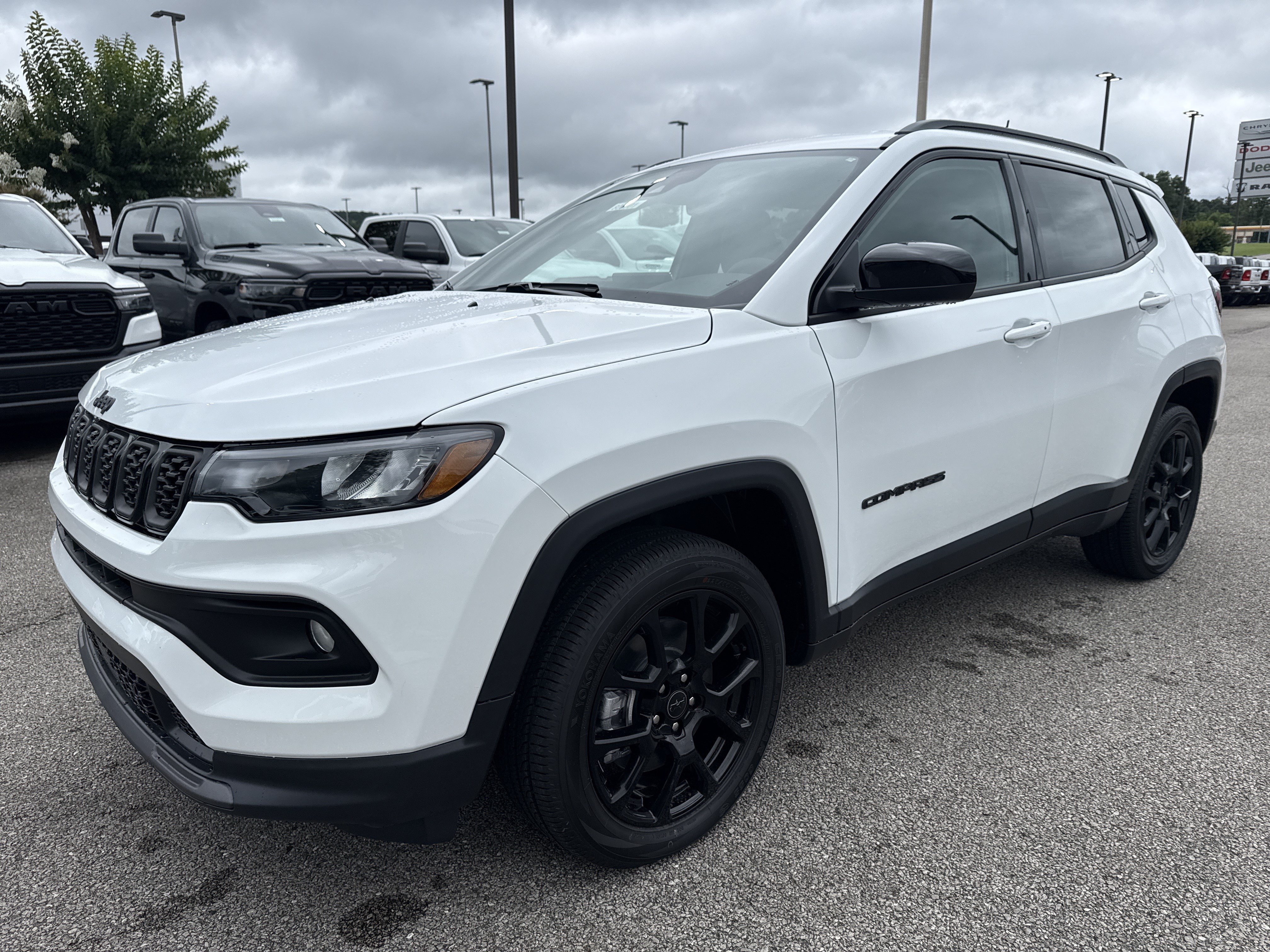New 2026 Bright White Clear-Coat Exterior Paint Jeep Latitude image 3