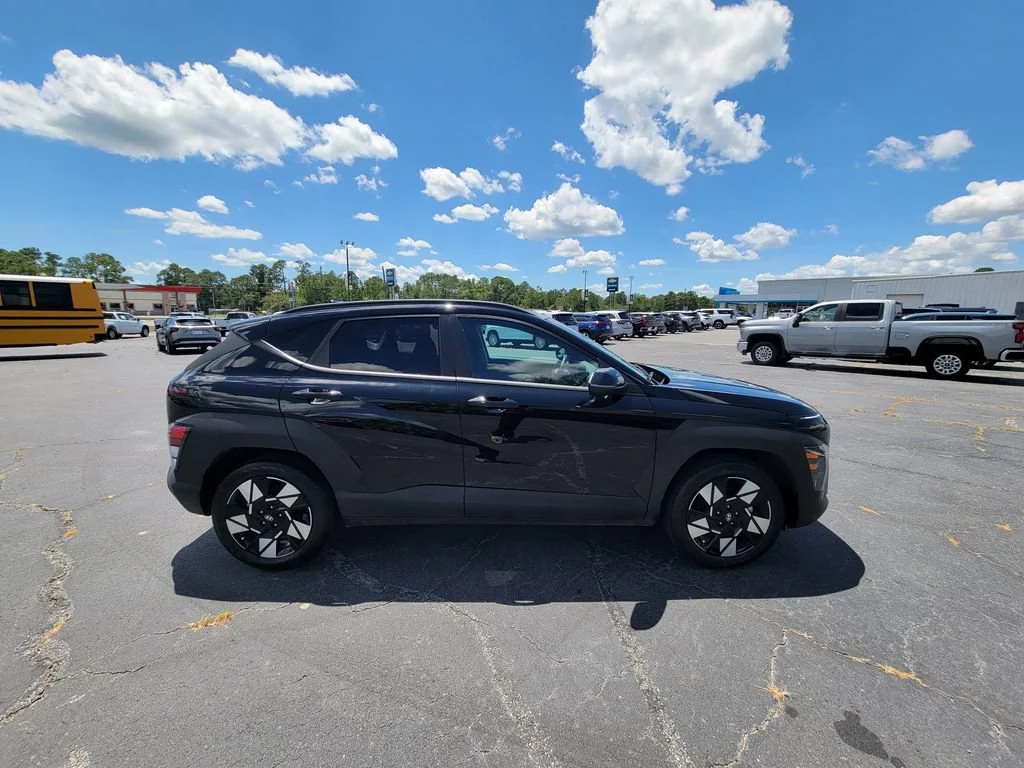 Used 2025 Black Hyundai SEL image 6