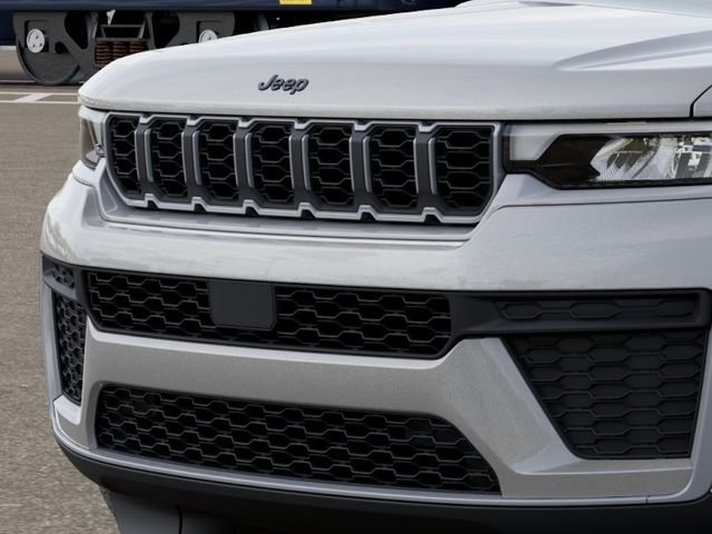 New 2026 Silver Zynith Exterior Paint Jeep Altitude image 12