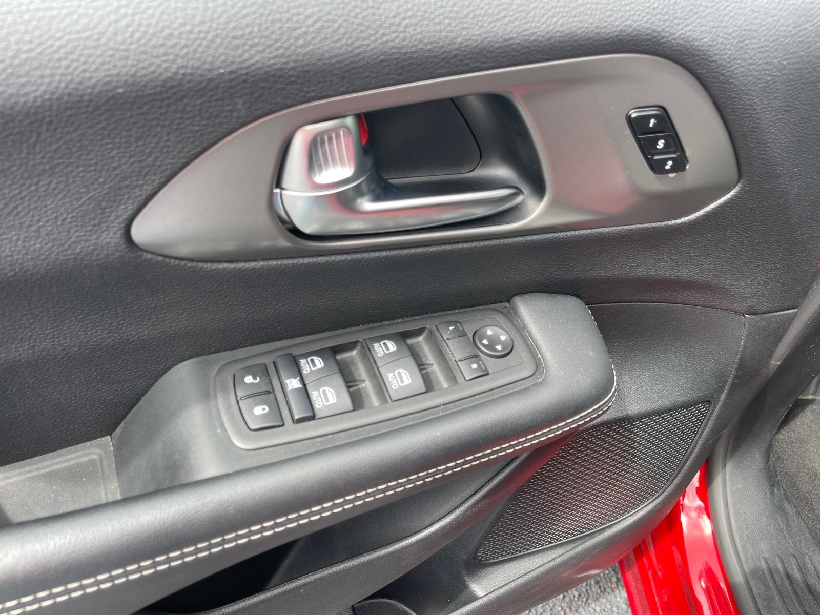 Used 2025 Red Hot Pearl Coat Chrysler Select image 8