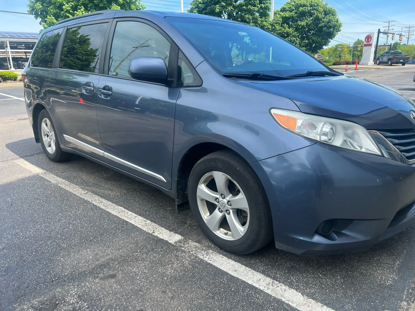 2017 Toyota Sienna LE V6 7-Passenger Access Seat's photo