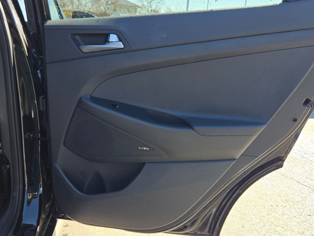 Used 2017 Black Hyundai SE Plus image 11