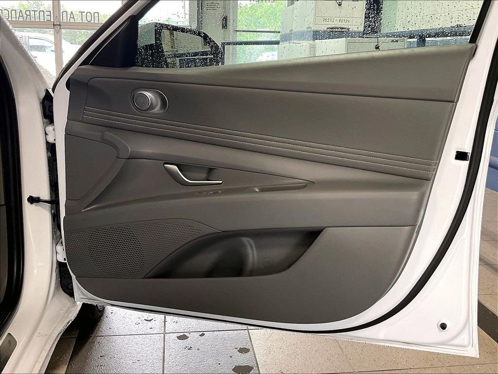 Used 2025 White Hyundai SEL Convenience image 12