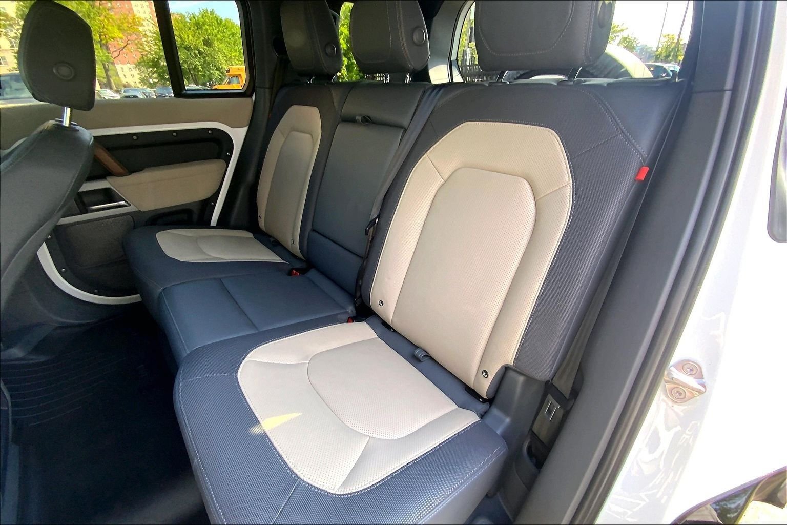 Used 2023 Fuji White Land Rover X-Dynamic SE image 20
