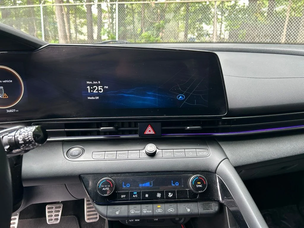 Used 2022 White Hyundai Base image 18