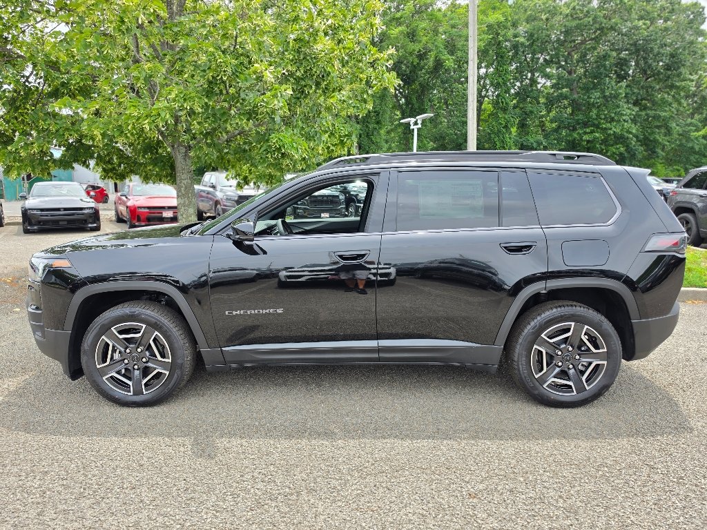 New 2026 Diamond Black Crystal Pearl-Coat Exterior Paint Jeep Laredo image 7