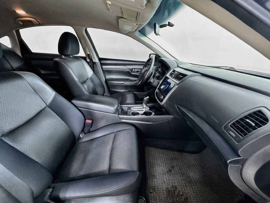 Used 2018 Super Black Clearcoat Nissan 2.5 SR image 33