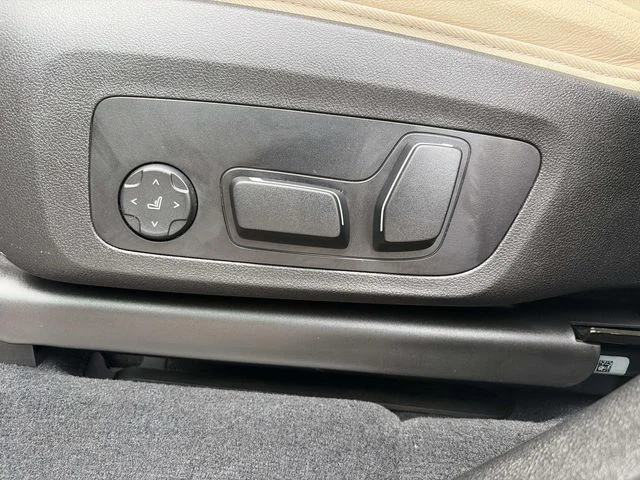 Used 2024 White BMW sDrive30i image 19