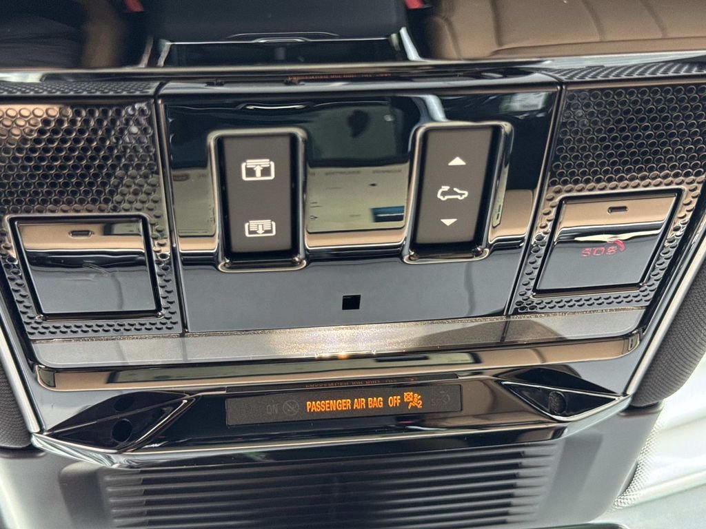 New 2026 Santorini Black Land Rover Dynamic SE image 23