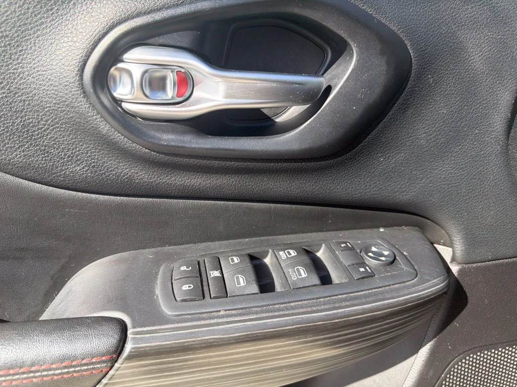 Used 2015 Gray Jeep Trailhawk image 9