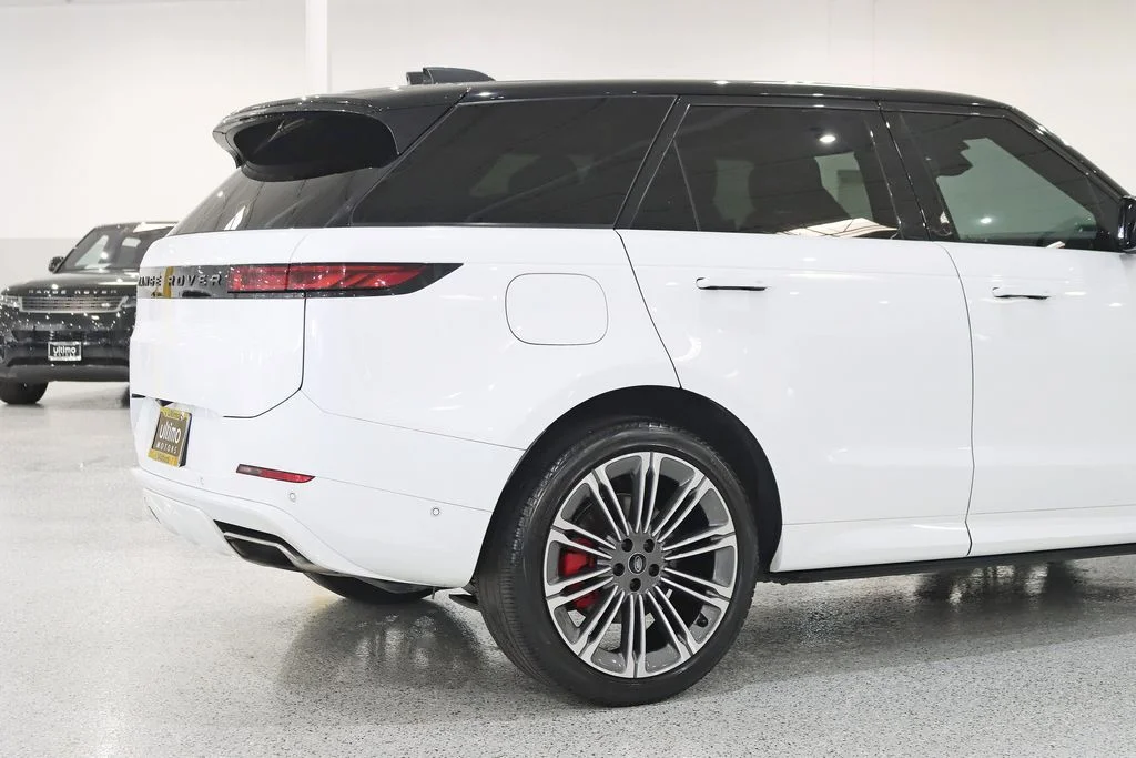 Used 2024  Land Rover Dynamic SE image 11