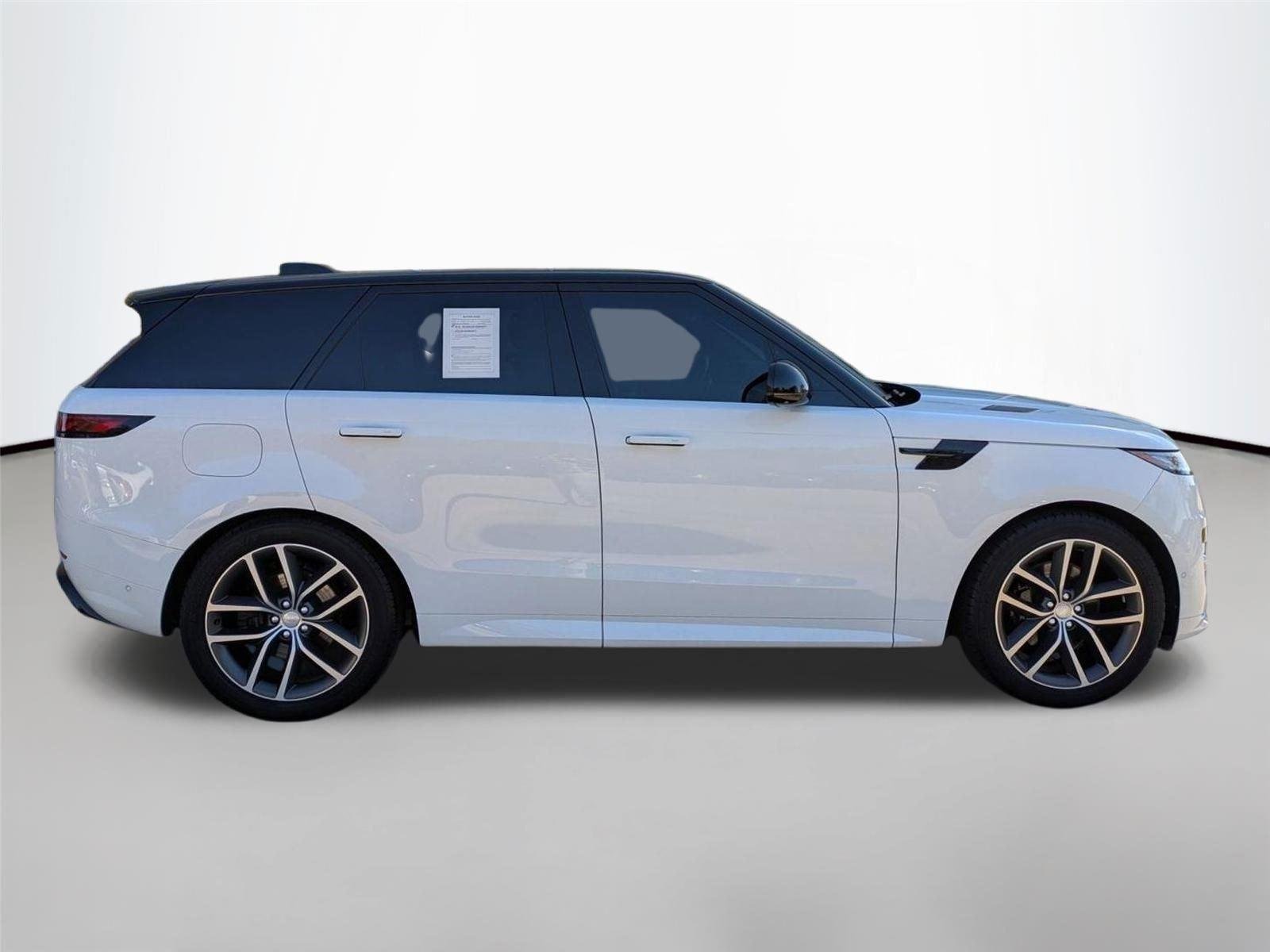 Used 2023 Fuji White Land Rover SE Dynamic image 4