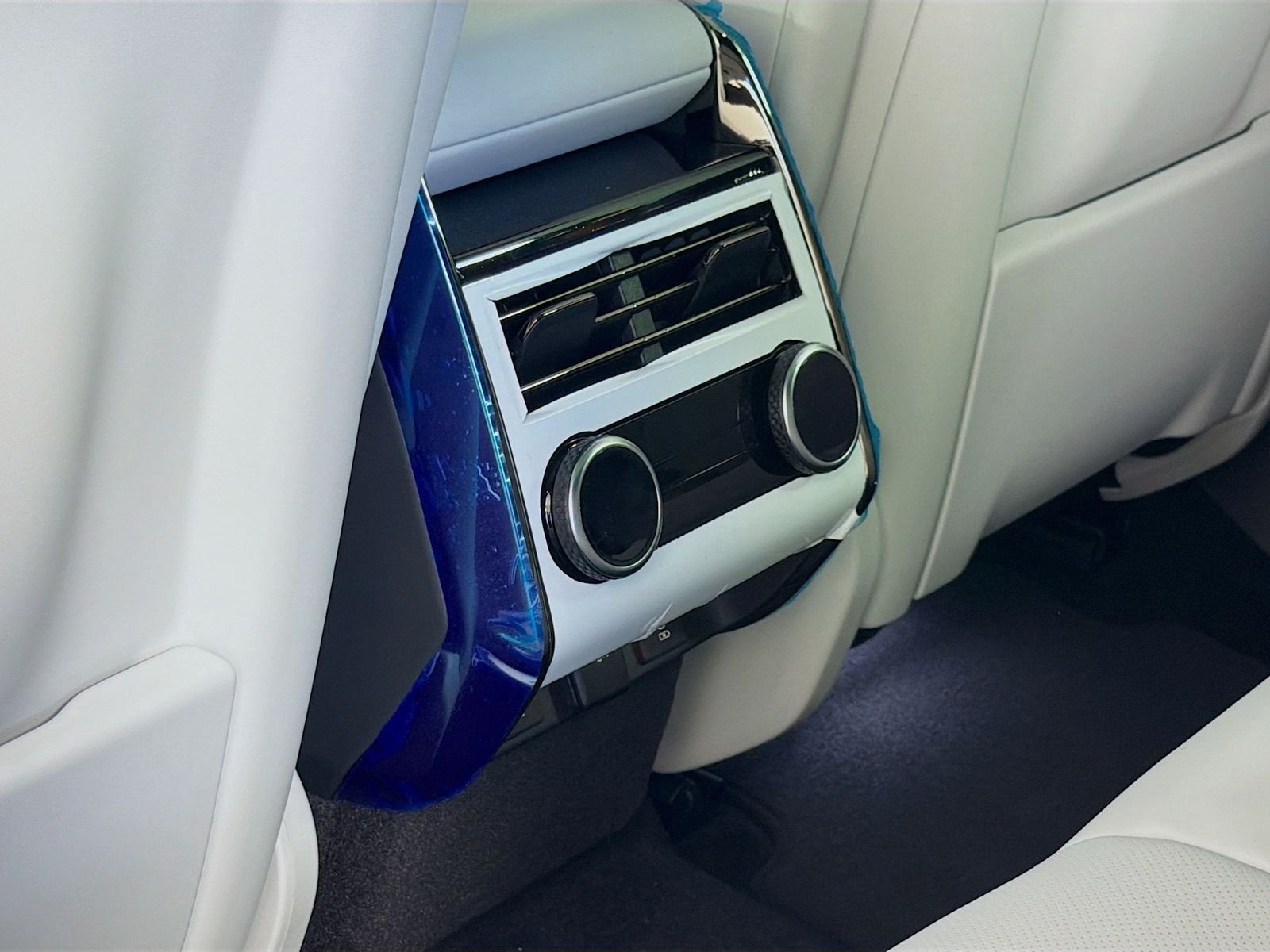 New 2026 Fuji White LAND ROVER SE image 28