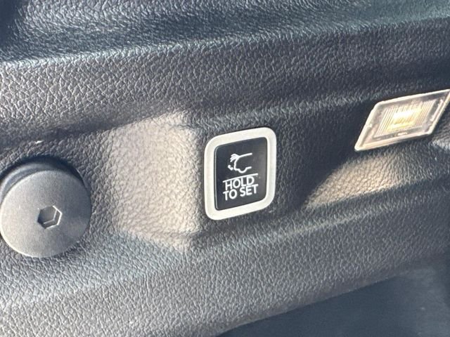 Used 2023 White Jeep Altitude image 27