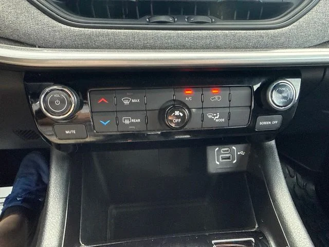 Used 2023 Black Jeep Latitude image 41