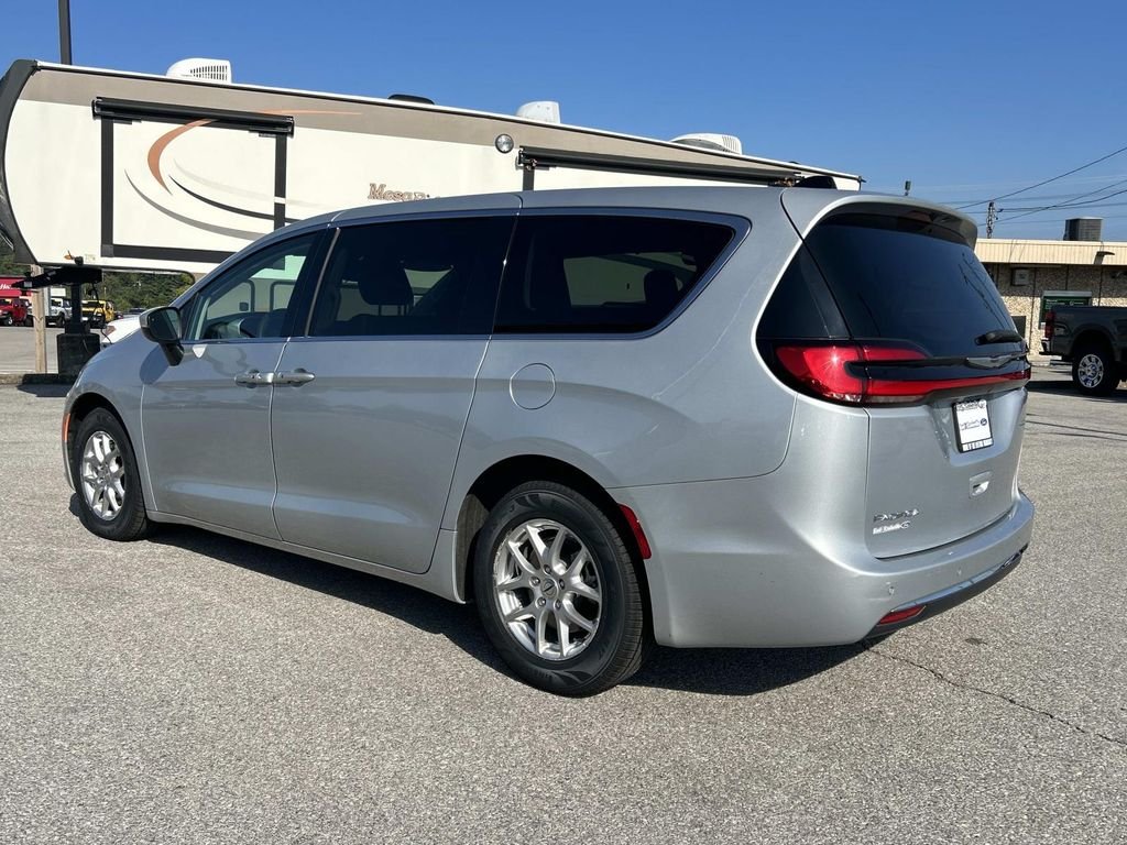 Certified Used 2023 Silver Mist Clearcoat Chrysler Touring L image 6