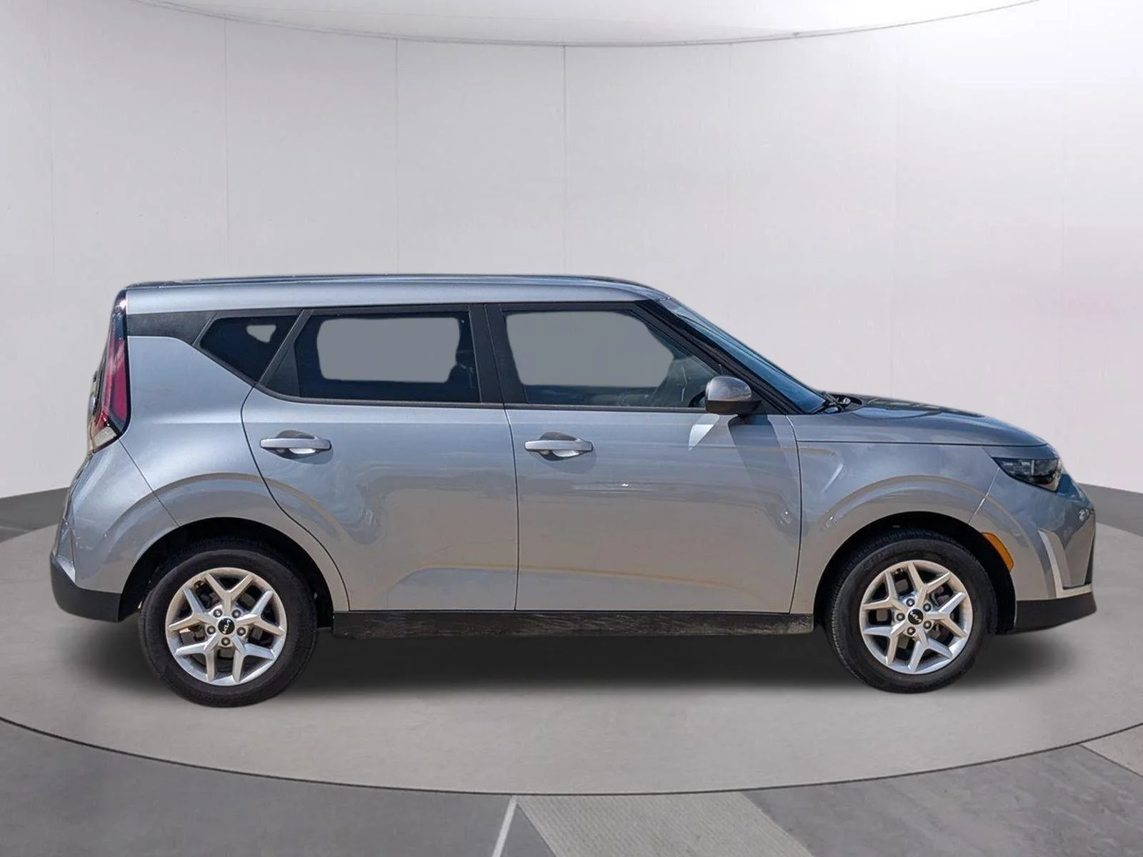 Used 2025 Steel Gray Kia LX image 4