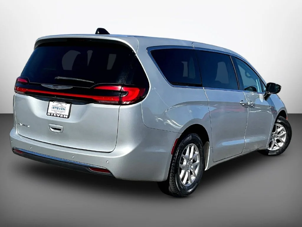 Used 2024 Silver Chrysler Touring L image 6