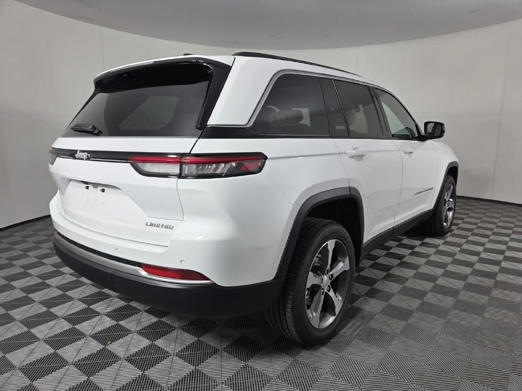 New 2026 Bright White Clear-Coat Exterior Paint Jeep Limited image 5