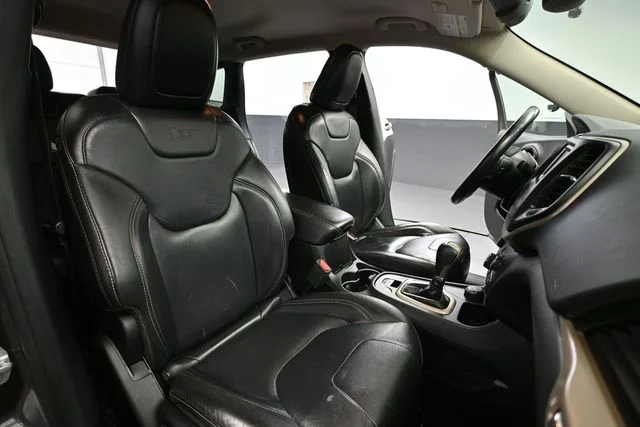 Used 2016 Gray Jeep Latitude image 43