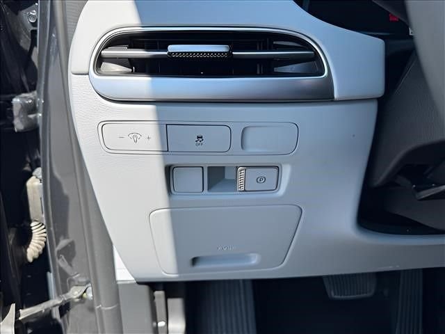 Used 2023 White Hyundai SE image 19