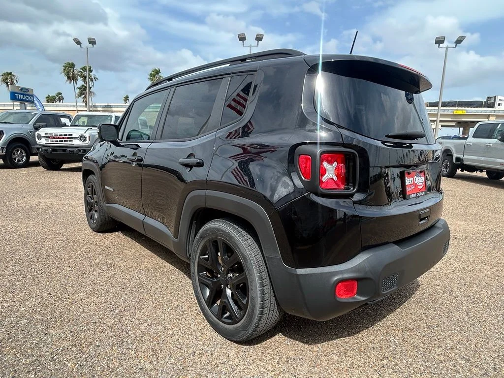 Used 2018 Black Jeep Latitude image 4