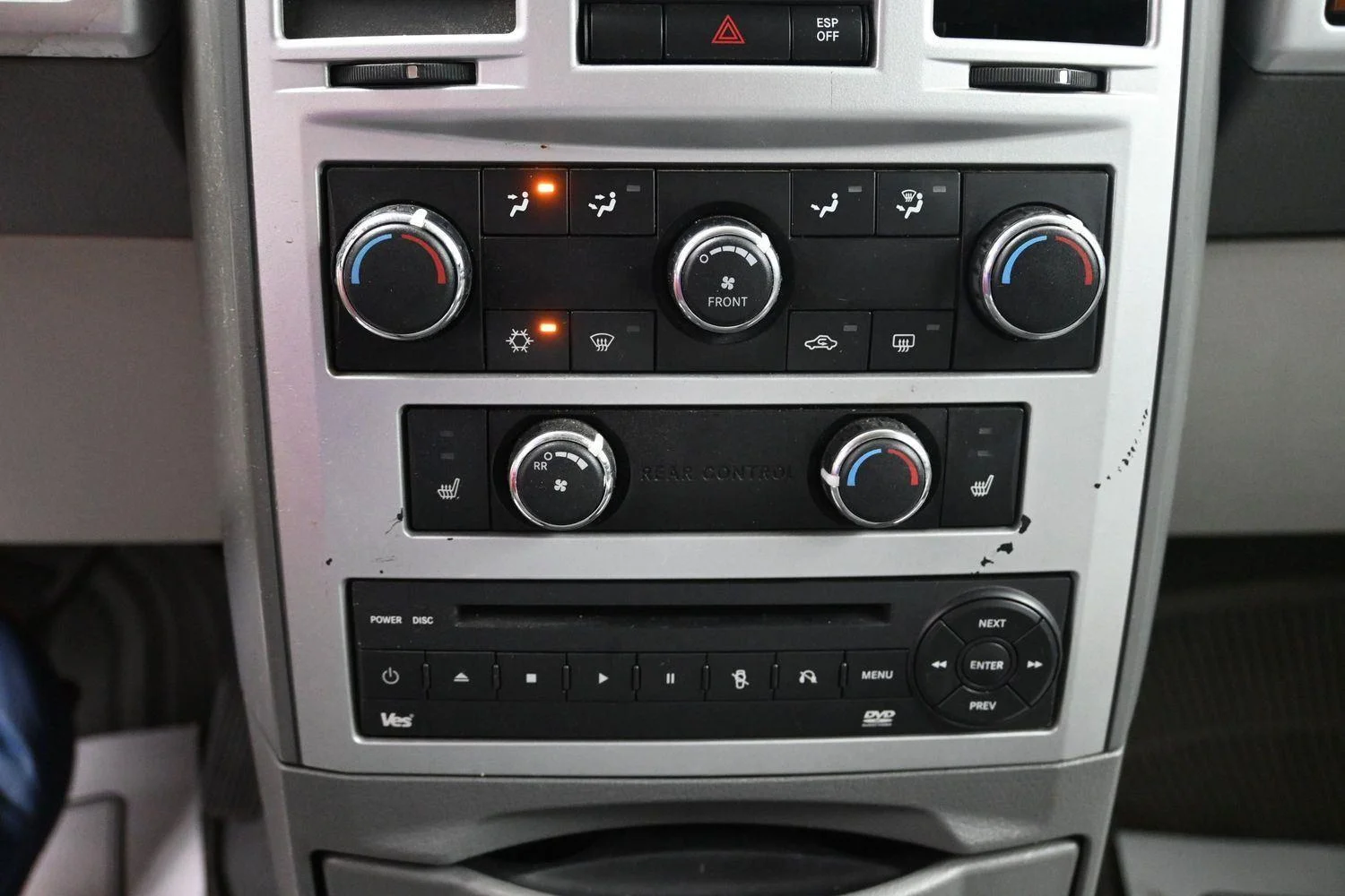 Used 2009 Bright Silver Metallic Chrysler Touring image 27