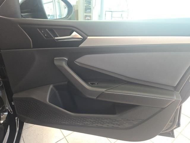 2025 Volkswagen Jetta SE - Photo 13