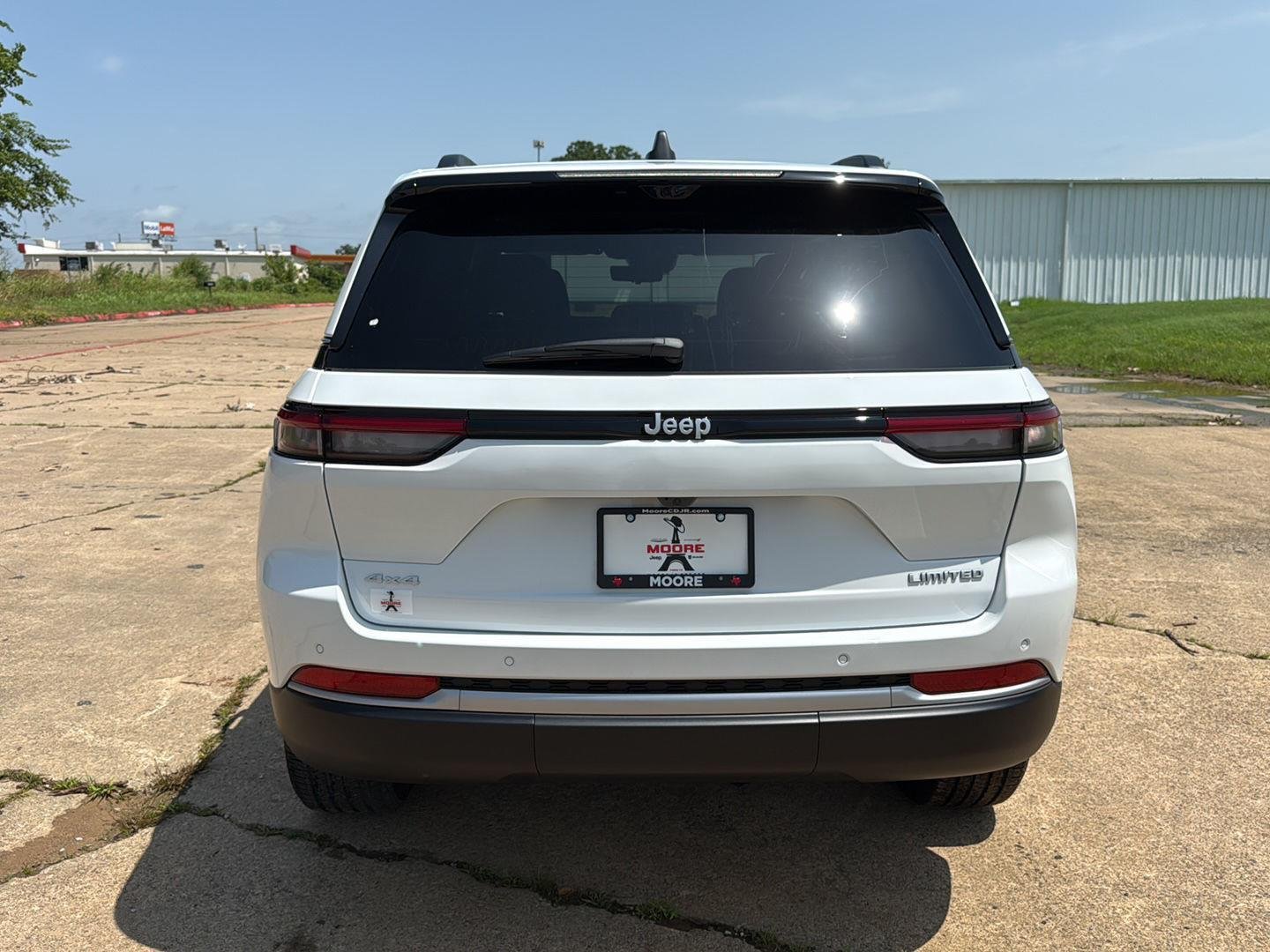 New 2026 Bright White Clear-Coat Exterior Paint Jeep Limited image 6