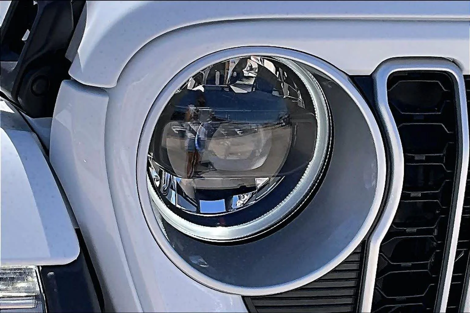 New 2027 Bright White Clear-Coat Paint Jeep Sahara image 14