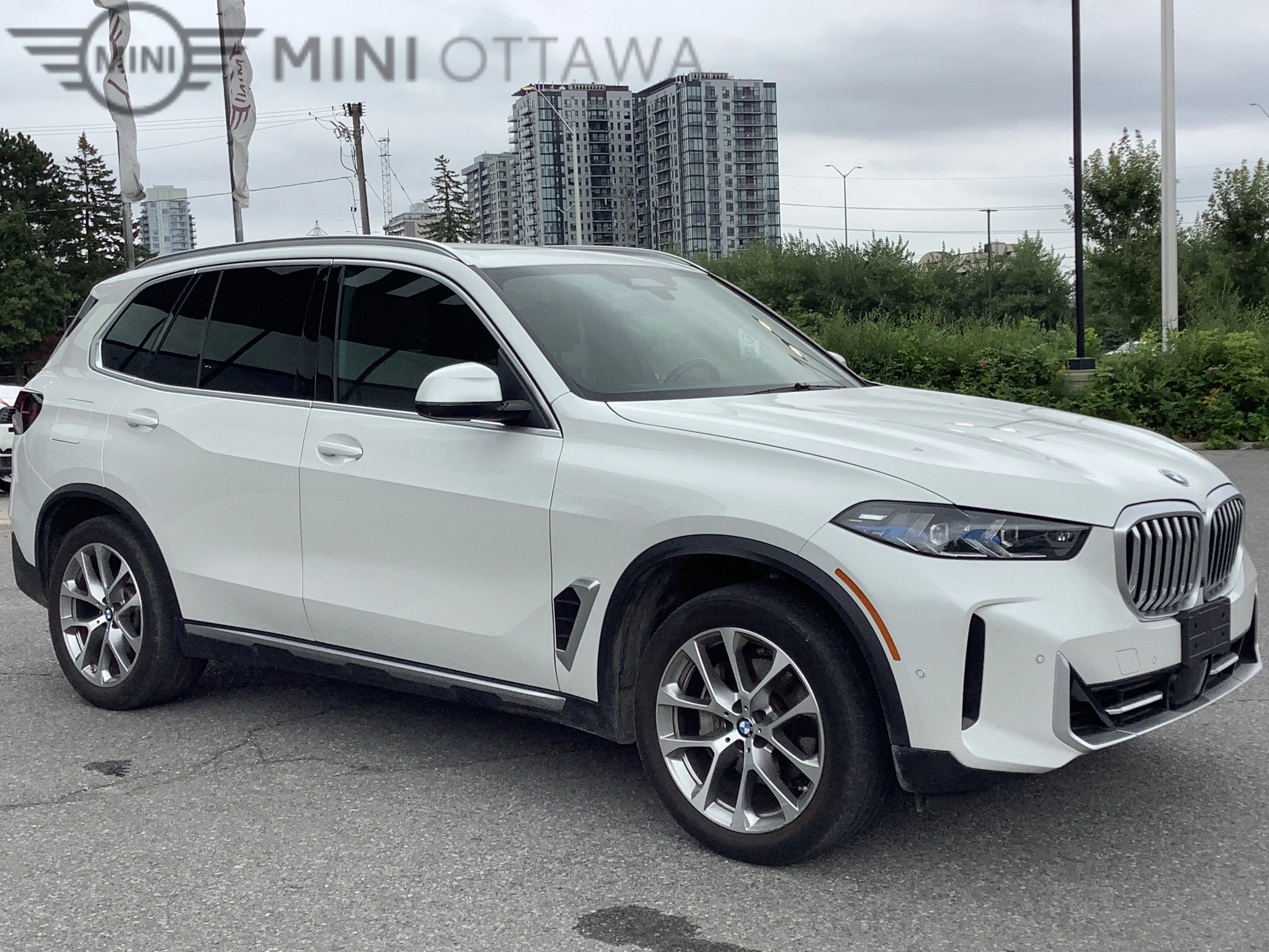 Used 2024  BMW xDrive40i image 9