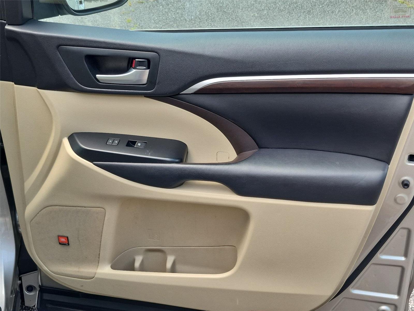 Used 2016  Toyota Limited image 38