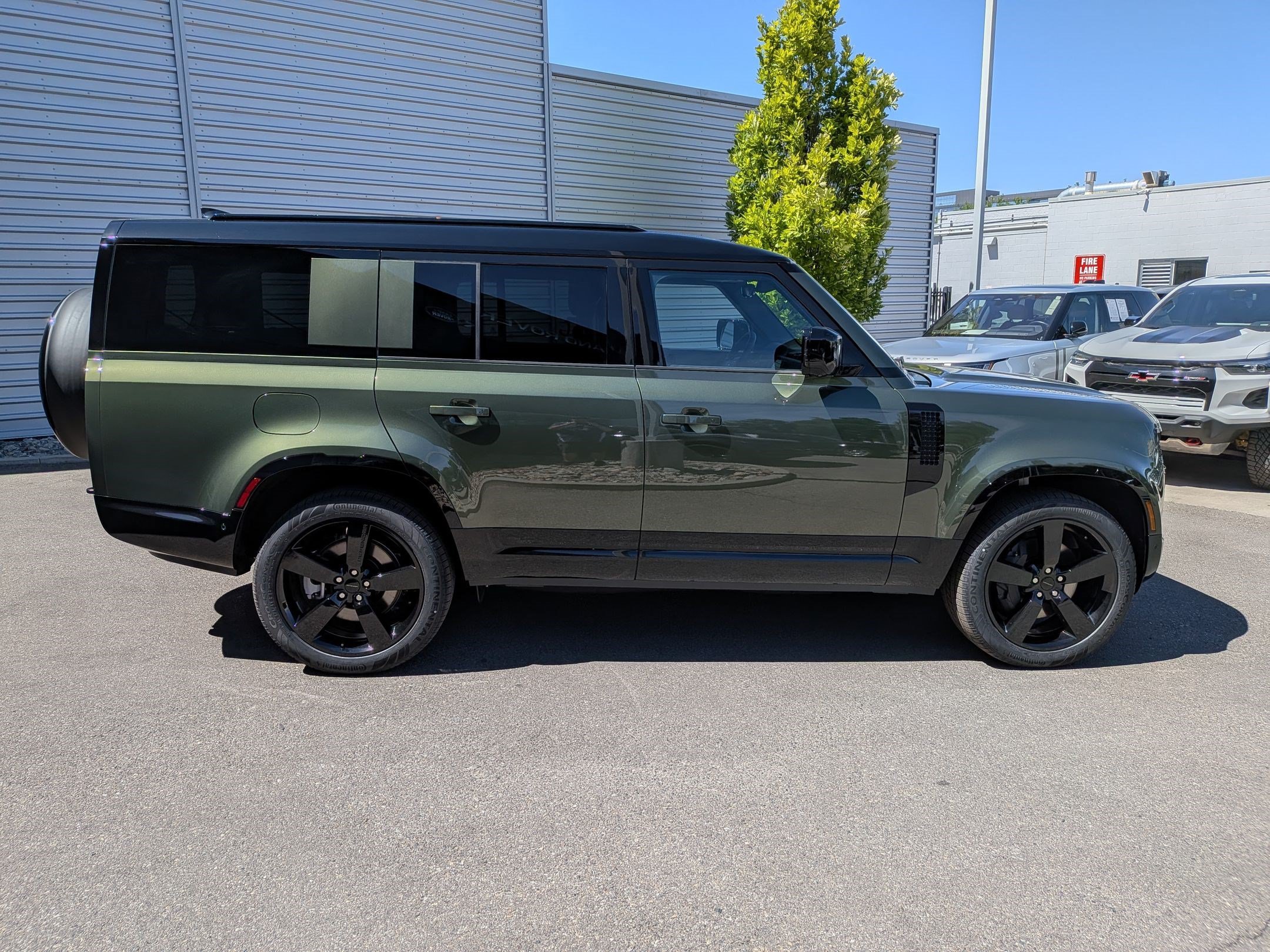 New 2026 Woolstone Green Land Rover P400 X-Dynamic SE image 4
