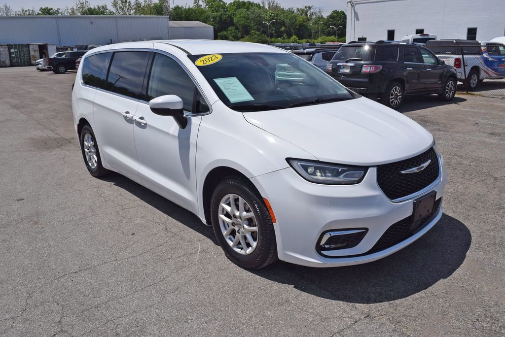 2023 Chrysler Pacifica Touring L's photo