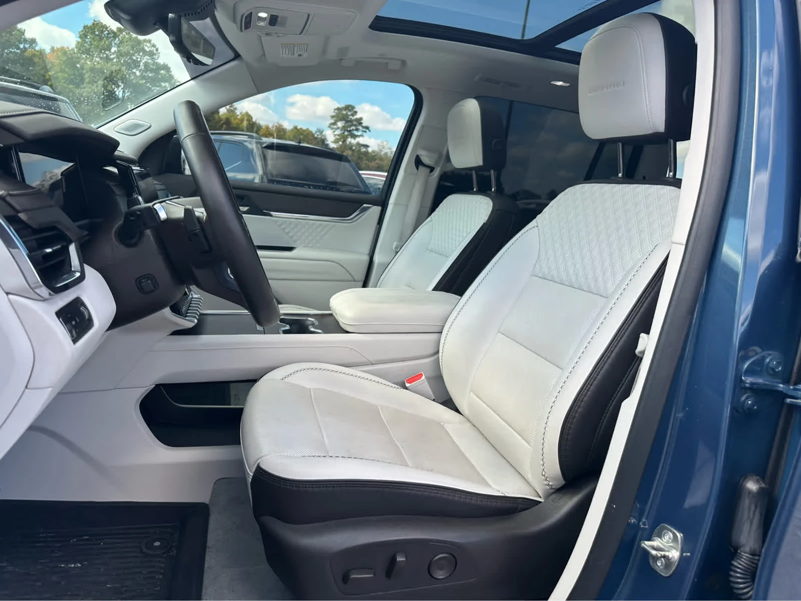 Used 2025 Downpour Metallic GMC FWD Denali image 11