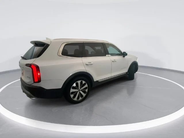 Used 2021 White Kia EX image 4
