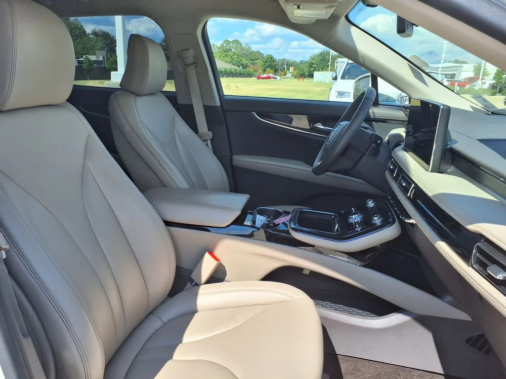 Used 2022 White Lincoln Standard image 23