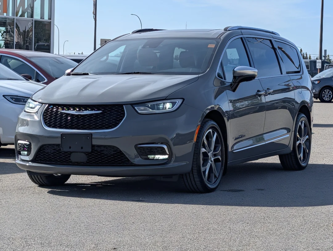 Certified Used 2023 Grey Chrysler Pinnacle - - AWD - 360 Camera - Premium Leather - Amazon Fire - Heated Seats - Remote Start & More! image 4
