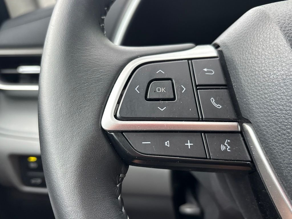 Used 2024  Toyota XLE image 18