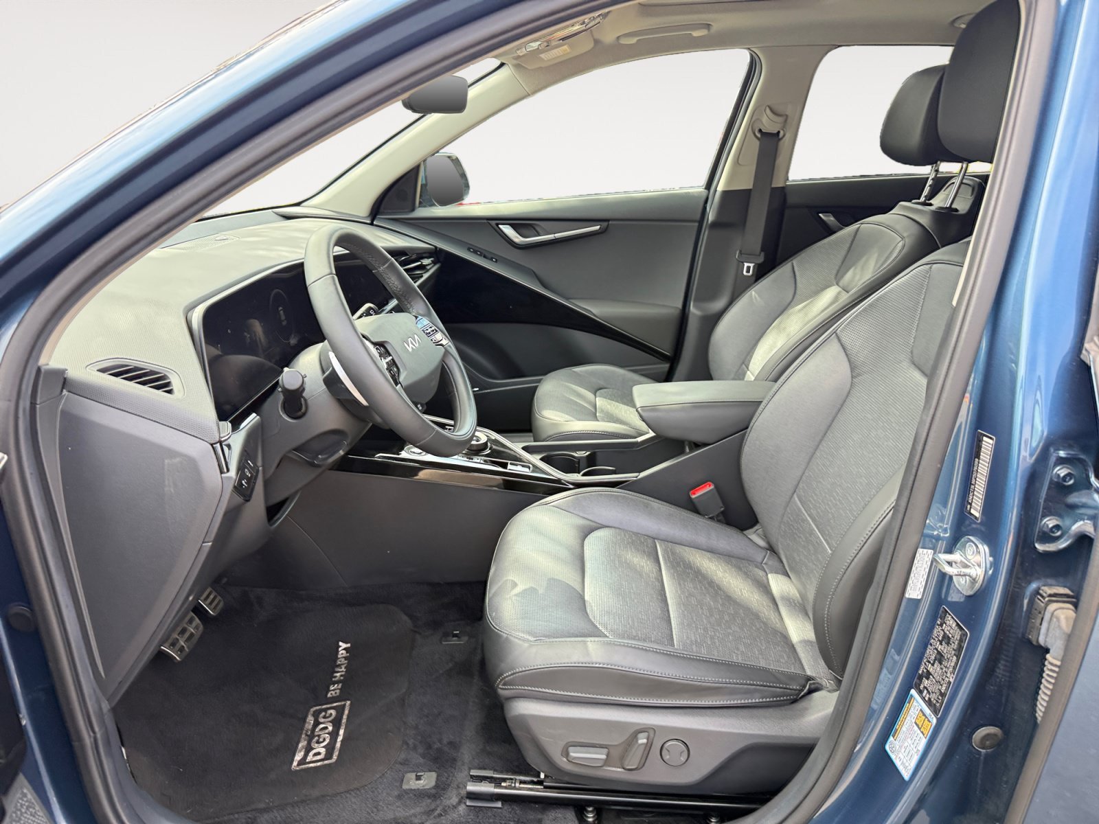 Certified Used 2023 Mineral Blue Kia Wave image 10