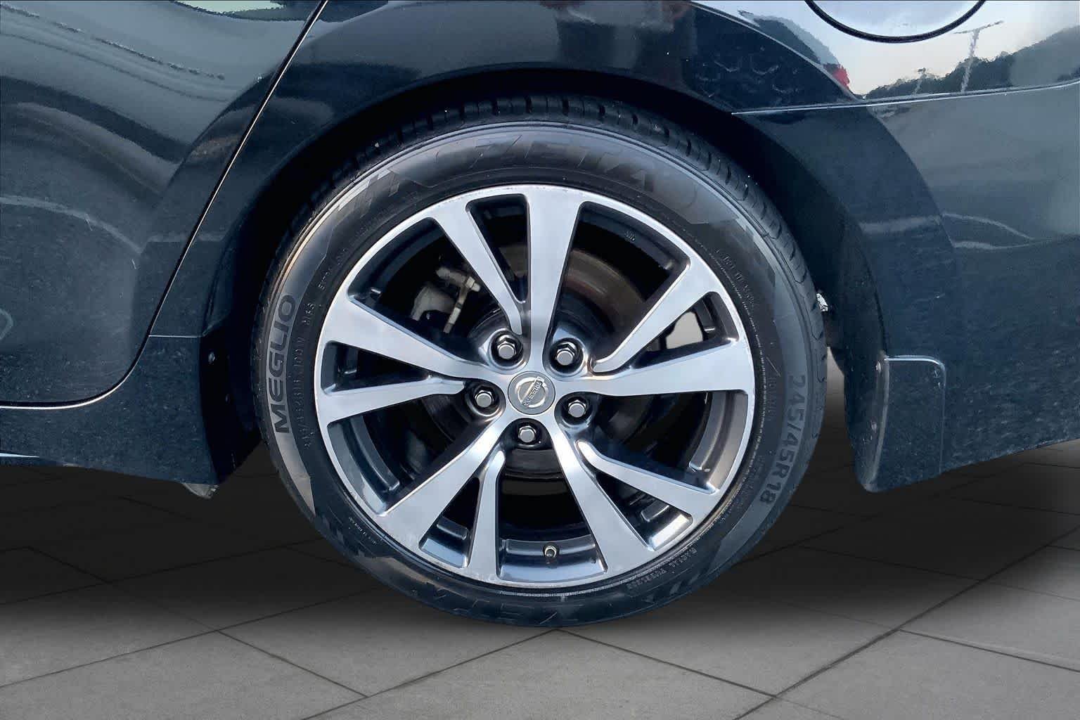 Used 2017 Super Black Nissan Platinum image 11