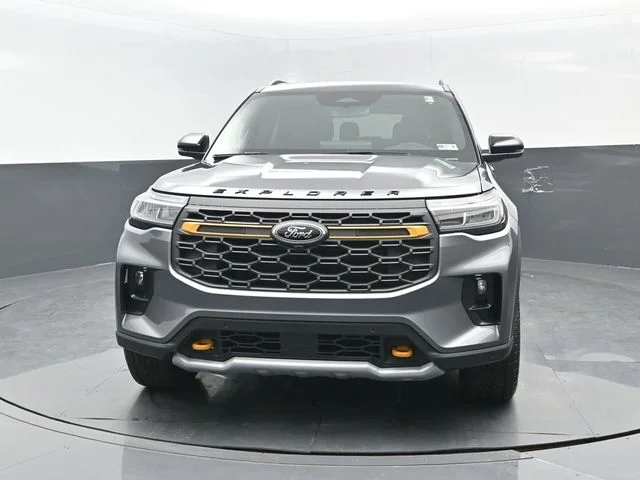 New 2026 Carbonized Gray Metallic Ford Tremor® image 23