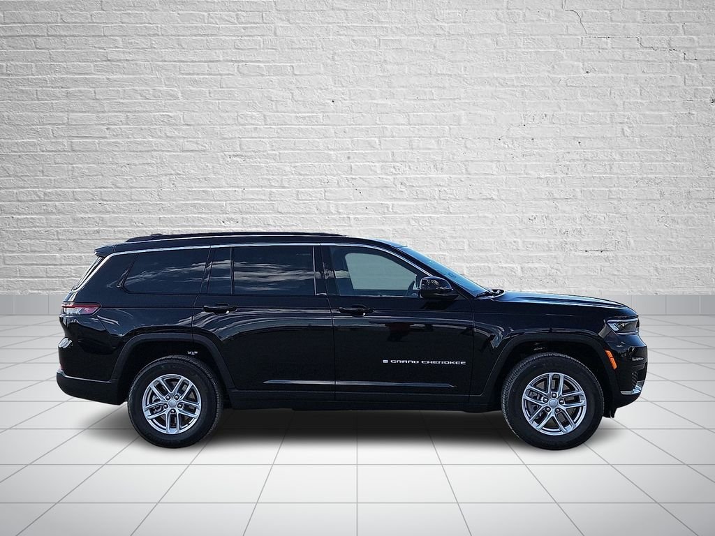 New 2026 Diamond Black Crystal Pearl-Coat Exterior Paint Jeep Laredo image 5