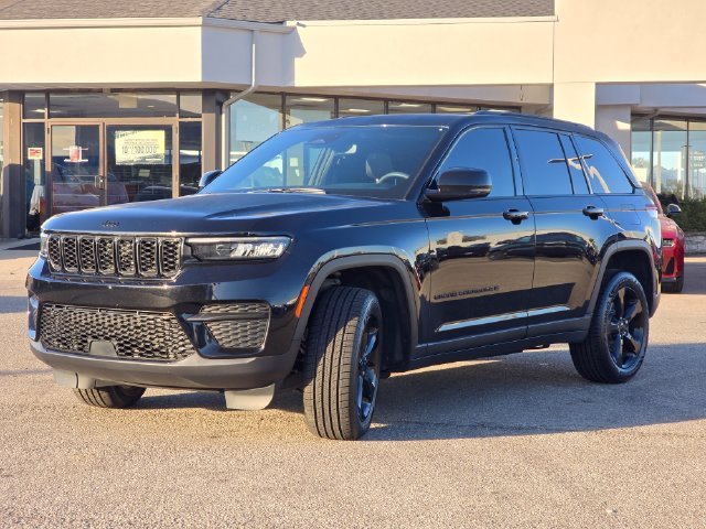 Certified Used 2024 Diamond Black Crystal Pearlcoat Jeep Altitude image 25