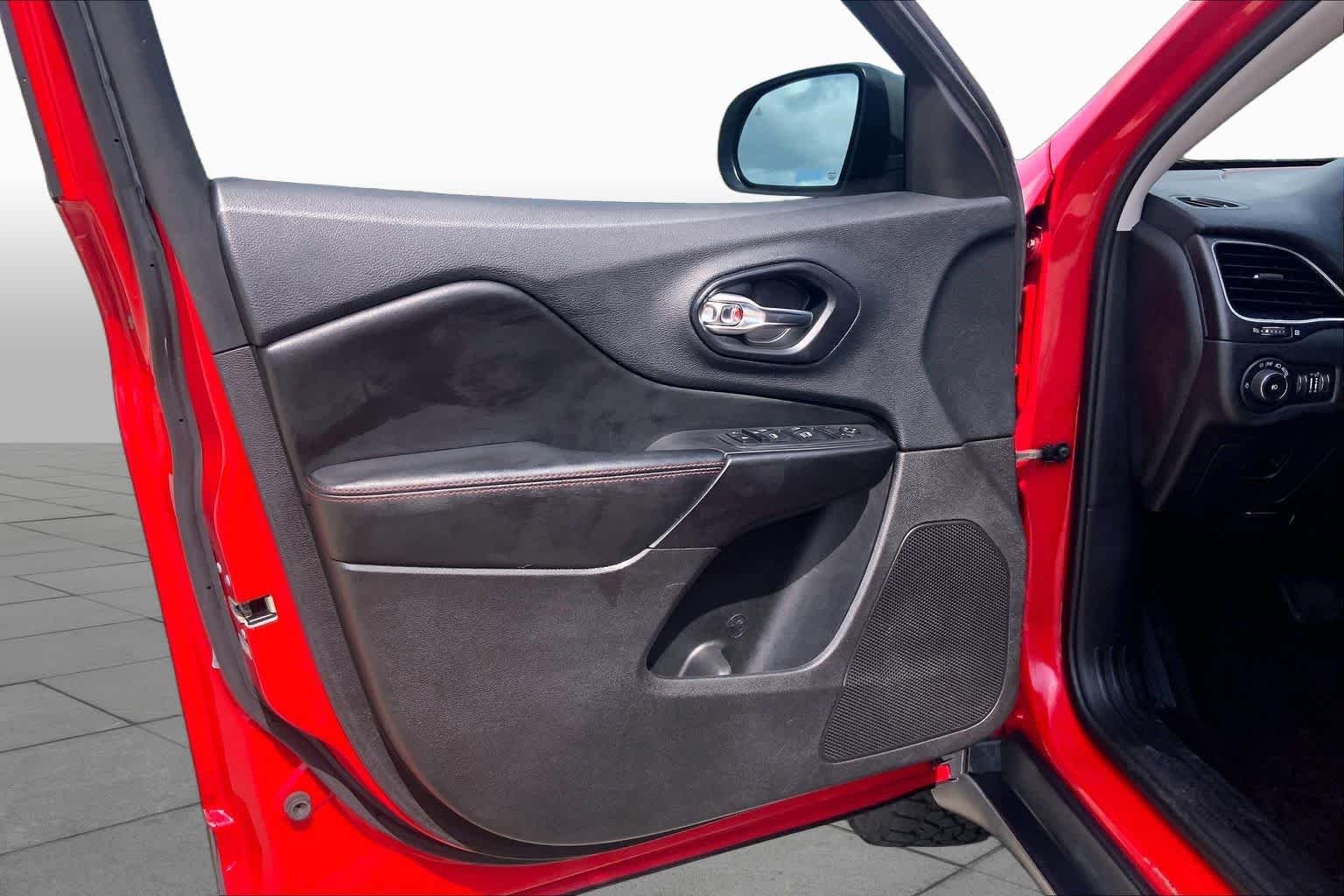 Used 2019 C Jeep Trailhawk image 21