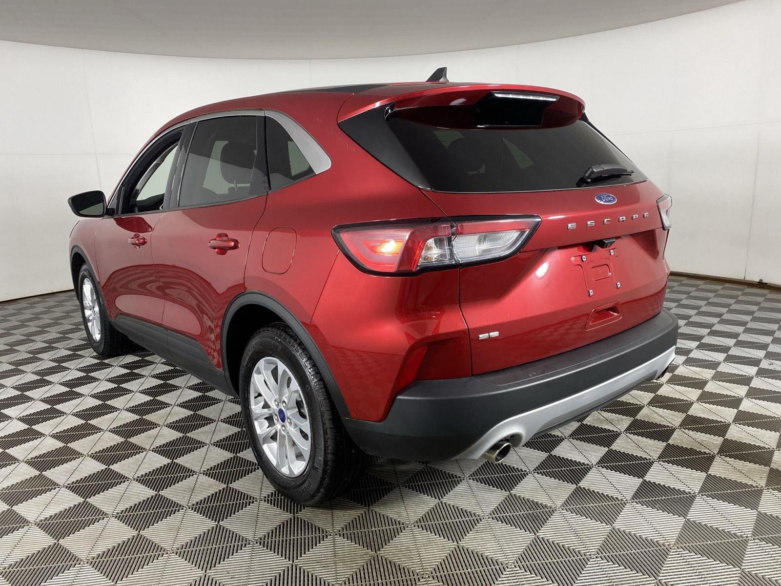 Used 2022 Rapid Red Metallic Tinted Clearcoat Ford SE image 20