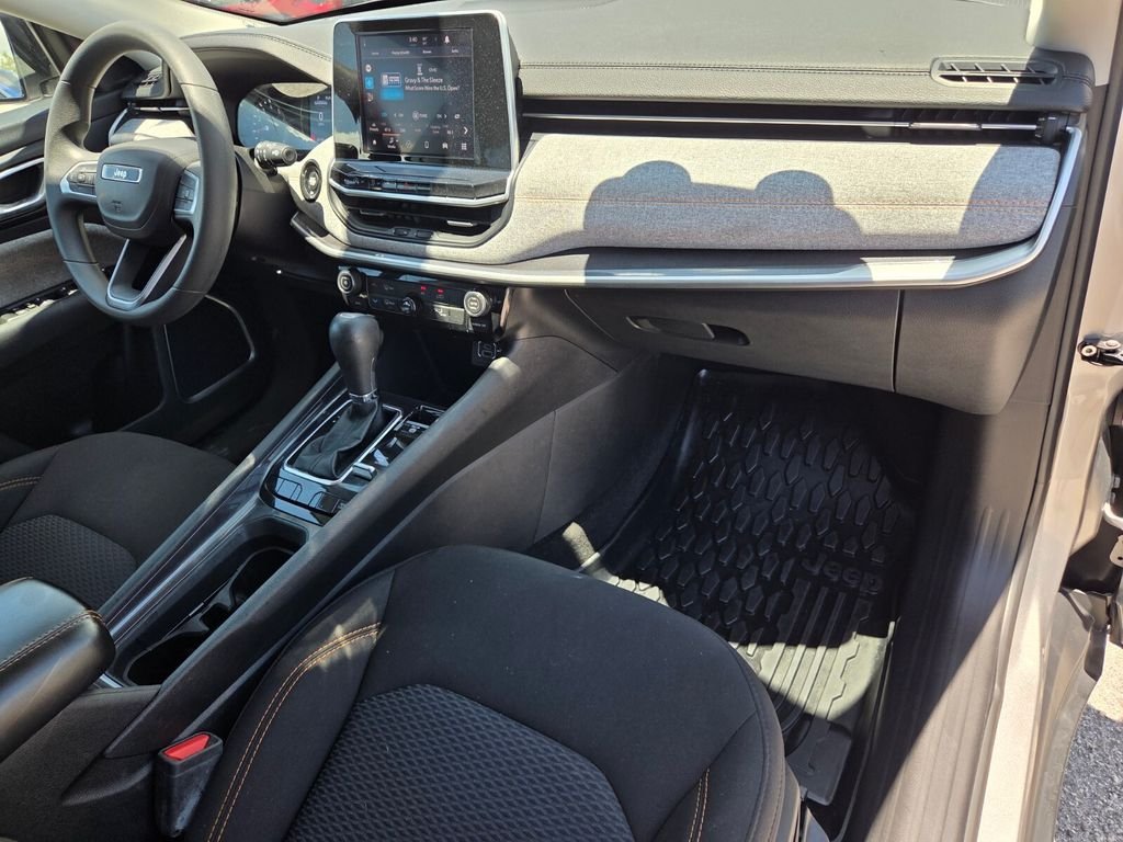 Used 2022 Silver Jeep Sport image 19