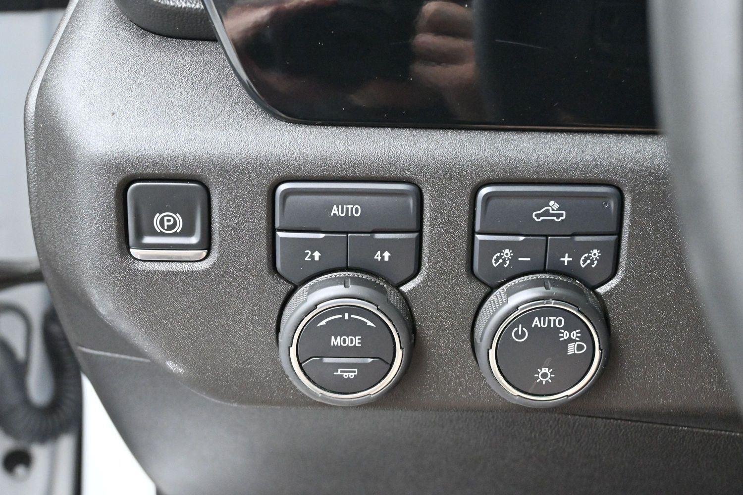 Used 2025 Summit White Chevrolet LT image 28