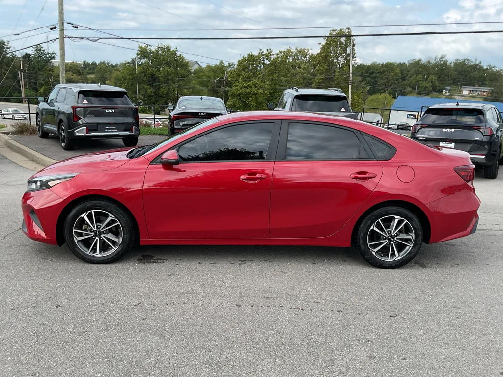 Used 2022 Currant Red Kia LXS image 6
